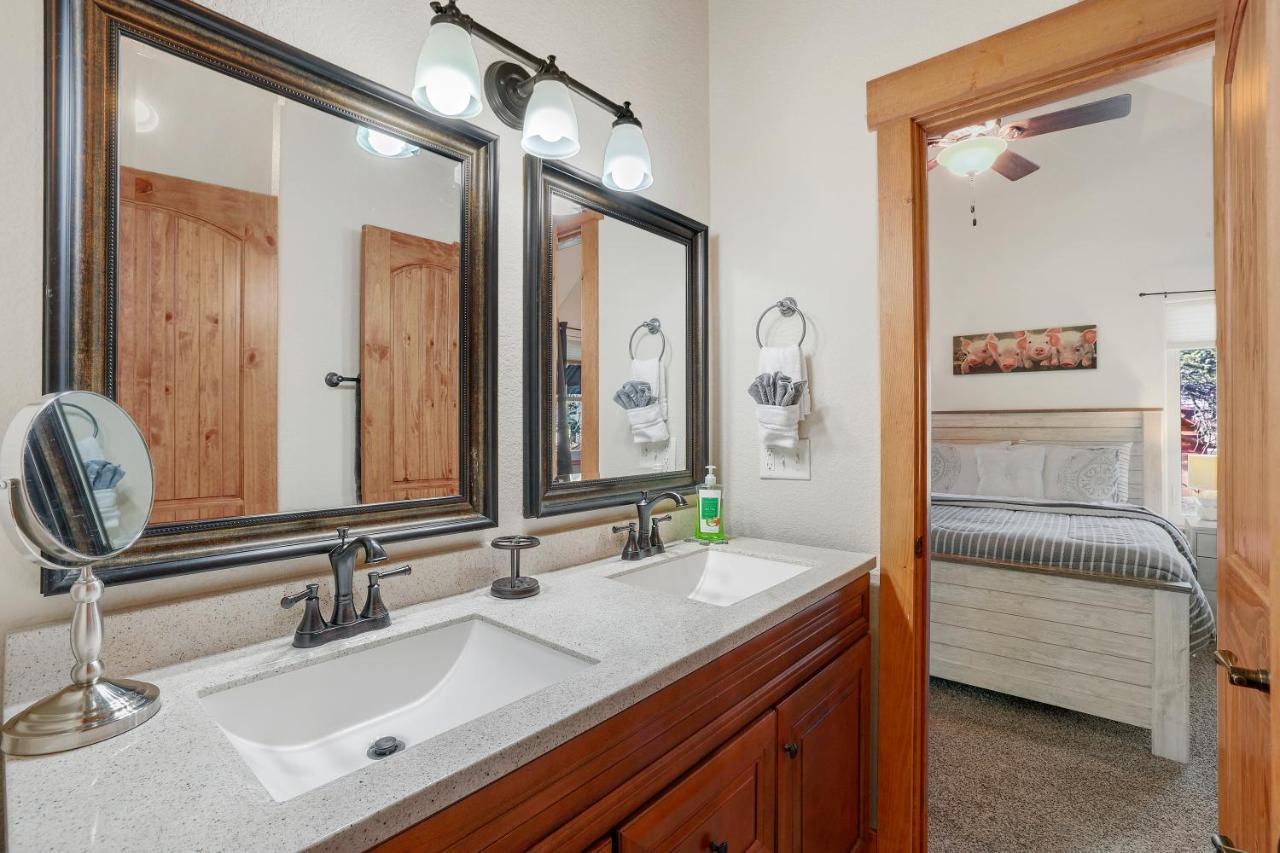 Black Bear Cabin With Hot Tub ウッドランド・パーク エクステリア 写真