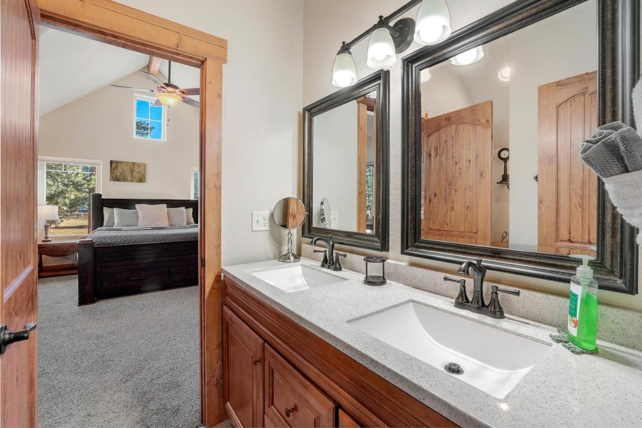 Black Bear Cabin With Hot Tub ウッドランド・パーク エクステリア 写真