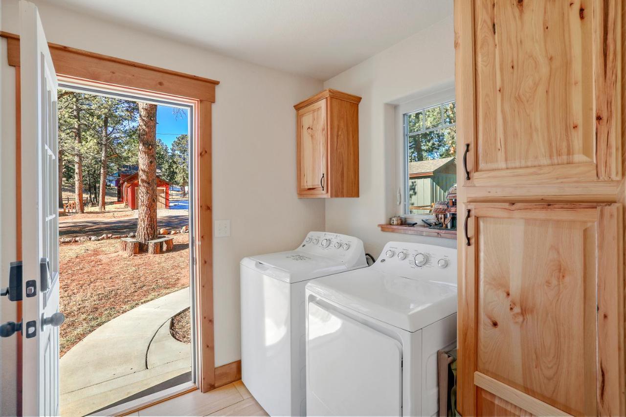 Black Bear Cabin With Hot Tub ウッドランド・パーク エクステリア 写真