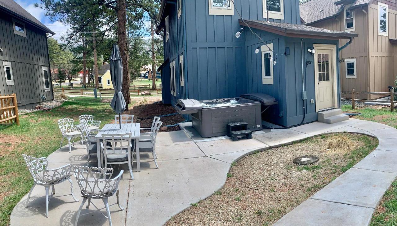Black Bear Cabin With Hot Tub ウッドランド・パーク エクステリア 写真
