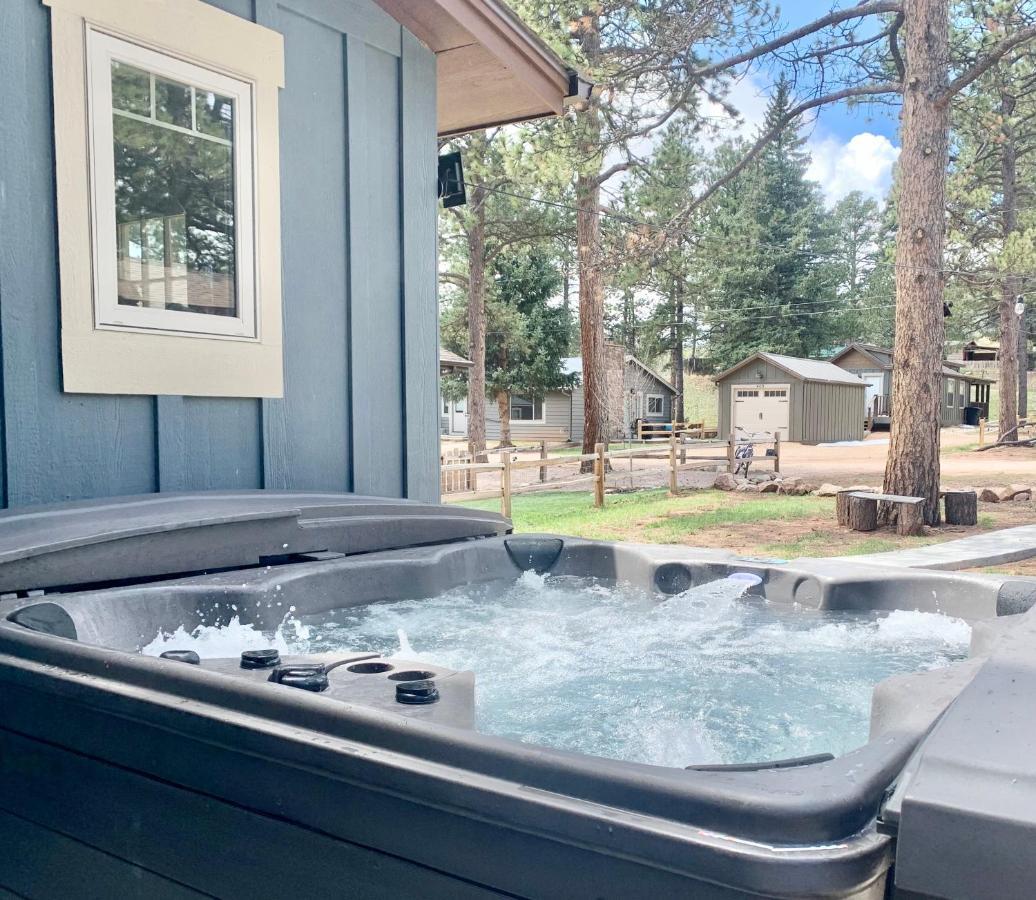 Black Bear Cabin With Hot Tub ウッドランド・パーク エクステリア 写真